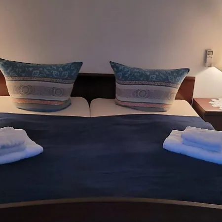 2 Ferienwohnungen, Ganze Haushaelfte Fuer 4 Personen Apartman